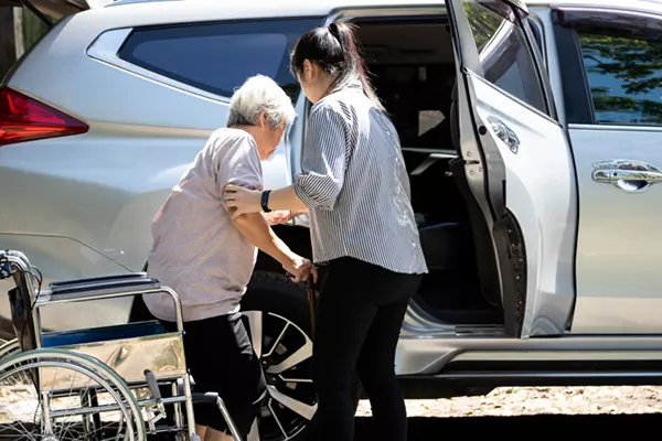 photo d'aide au transport de personne malade